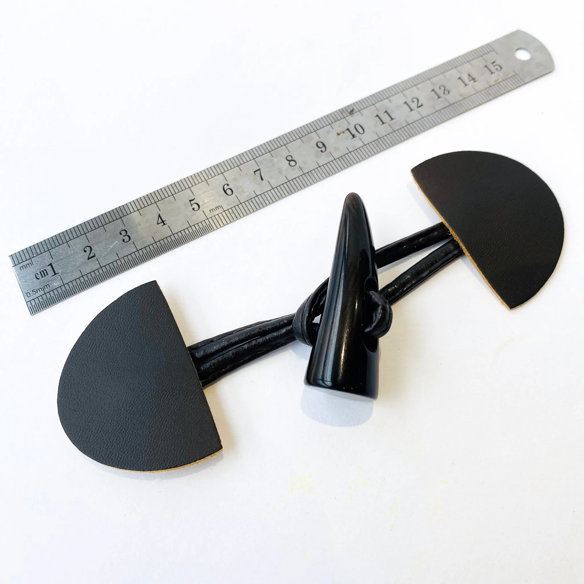 50mm Brown 2hole Horn Leather Toggle