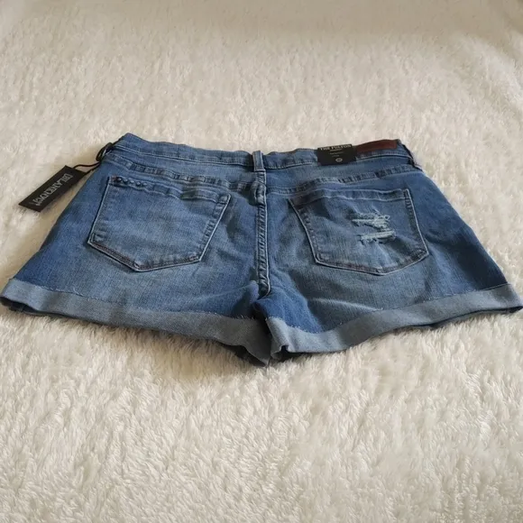 ✨️HP✨️ Blank NYC🗽The Fulton Mid Rise Denim Shorts - NWT