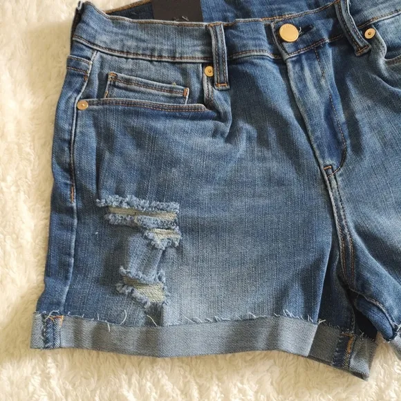 ✨️HP✨️ Blank NYC🗽The Fulton Mid Rise Denim Shorts - NWT