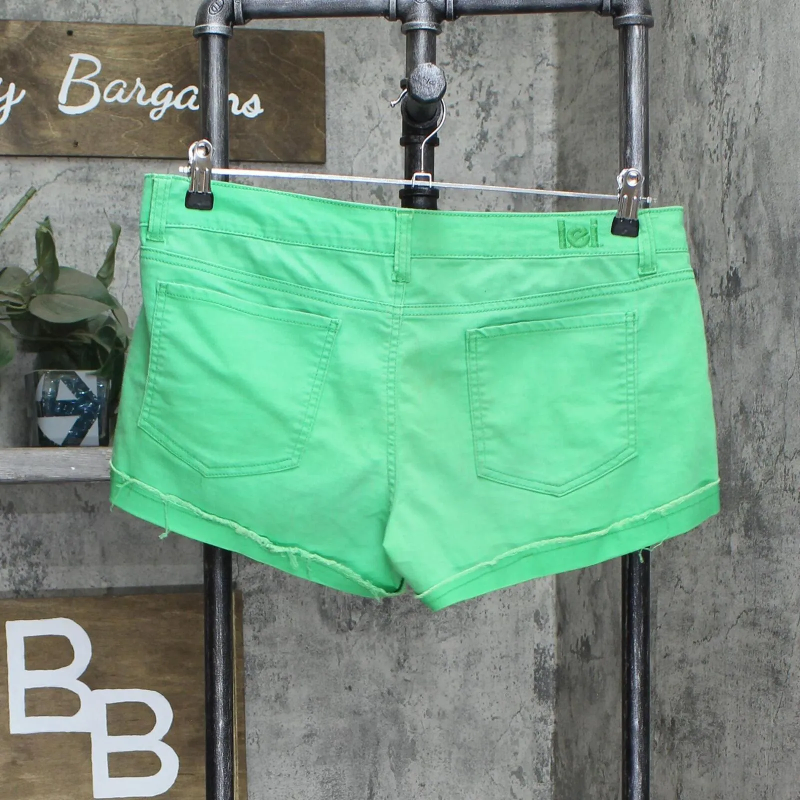 L.e.i. Ashley Lowrise Lightweight Rolled Cuff Shorts Green See Measurements