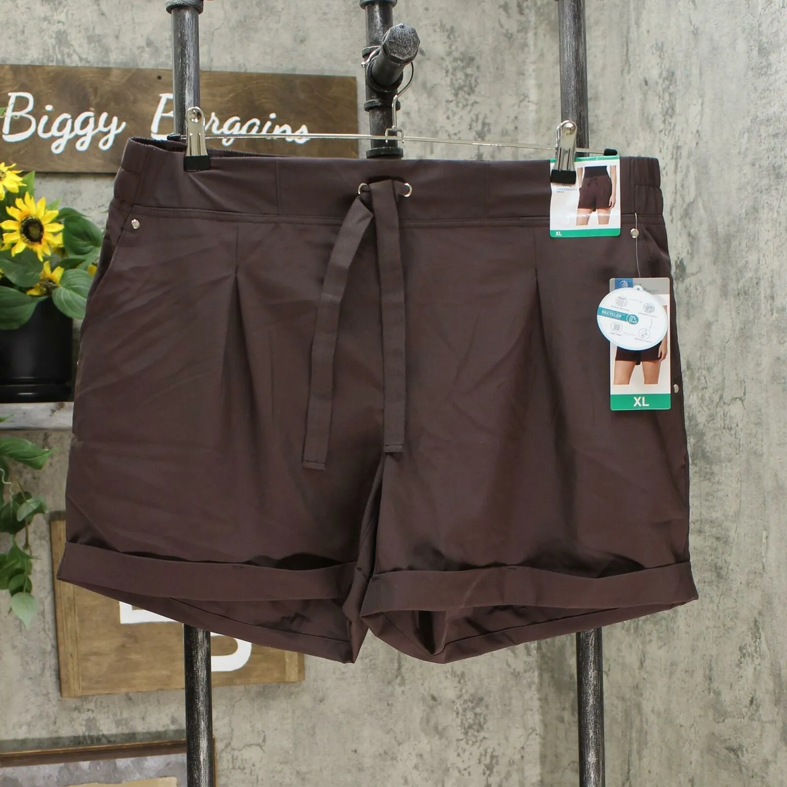 MPG Mondetta Performance Gear Women's Pleated Stretch Cuffed Travel Shorts