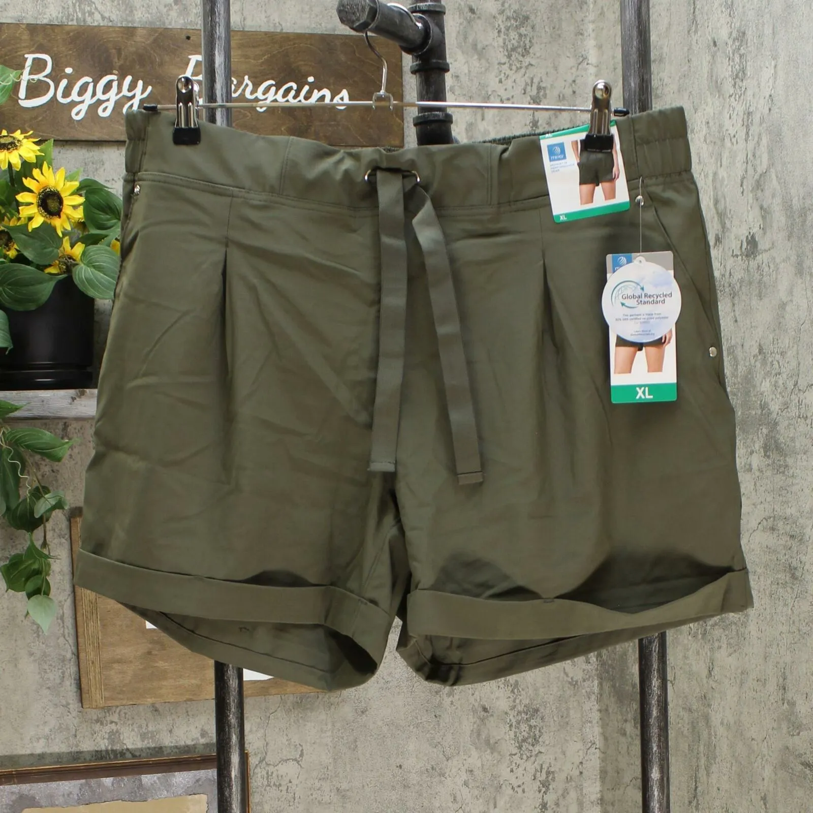 MPG Mondetta Performance Gear Women's Pleated Stretch Cuffed Travel Shorts