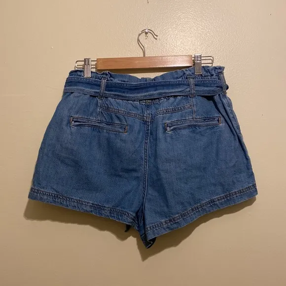 PILCRO ANTROPOLOGIE   PAPERBAG  DENIM BELTED SHORTS . Size M