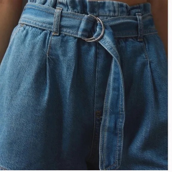PILCRO ANTROPOLOGIE   PAPERBAG  DENIM BELTED SHORTS . Size M