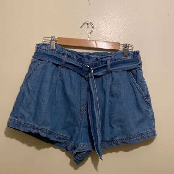 PILCRO ANTROPOLOGIE   PAPERBAG  DENIM BELTED SHORTS . Size M