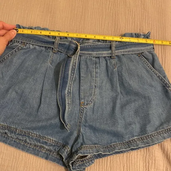 PILCRO ANTROPOLOGIE   PAPERBAG  DENIM BELTED SHORTS . Size M