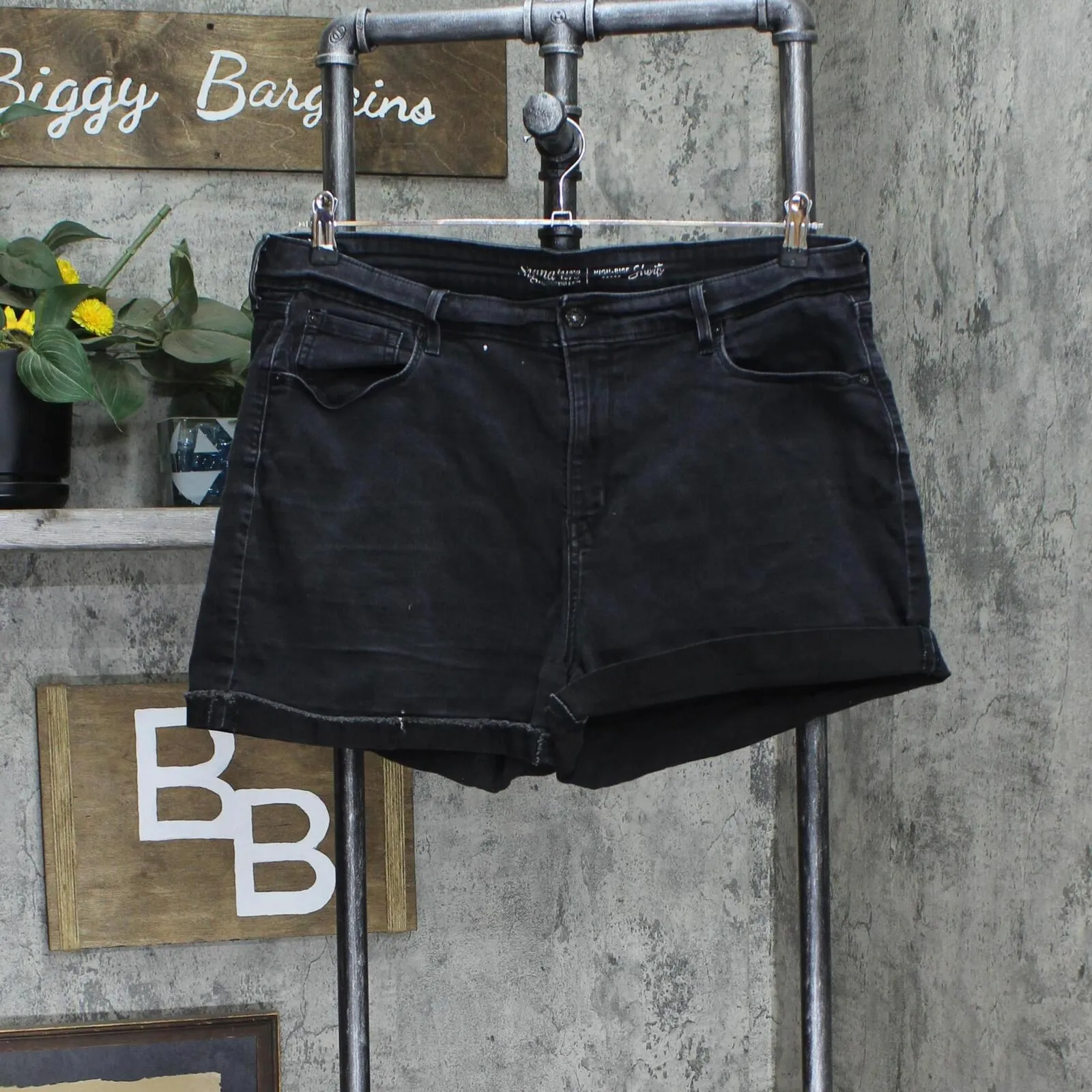 Signature Levi Strauss Womens Denim High Rise Rolled Cuff Shorts Black 18