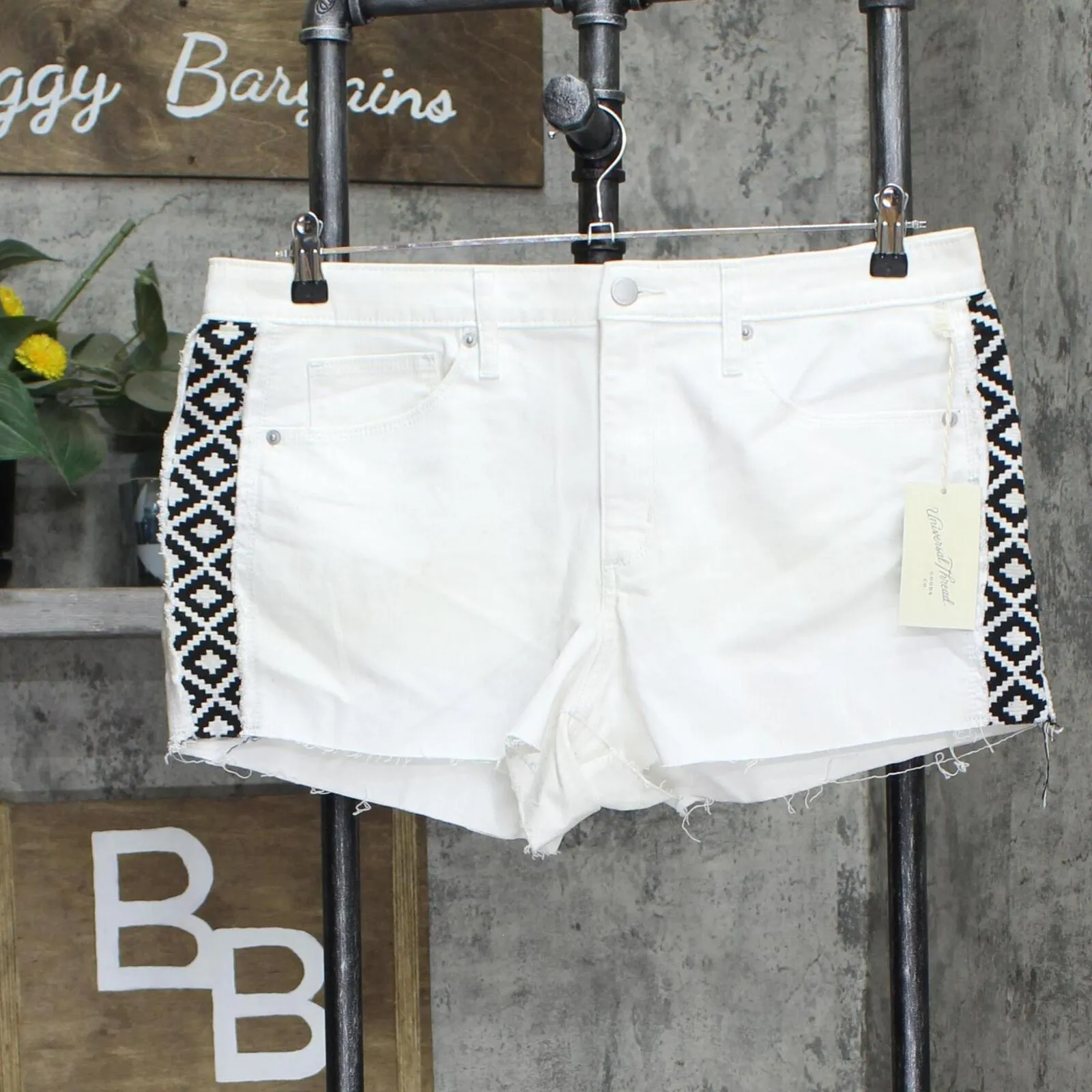 Universal Thread Women's High-Rise Shortie Jean Shorts 00543752 White / Black 16