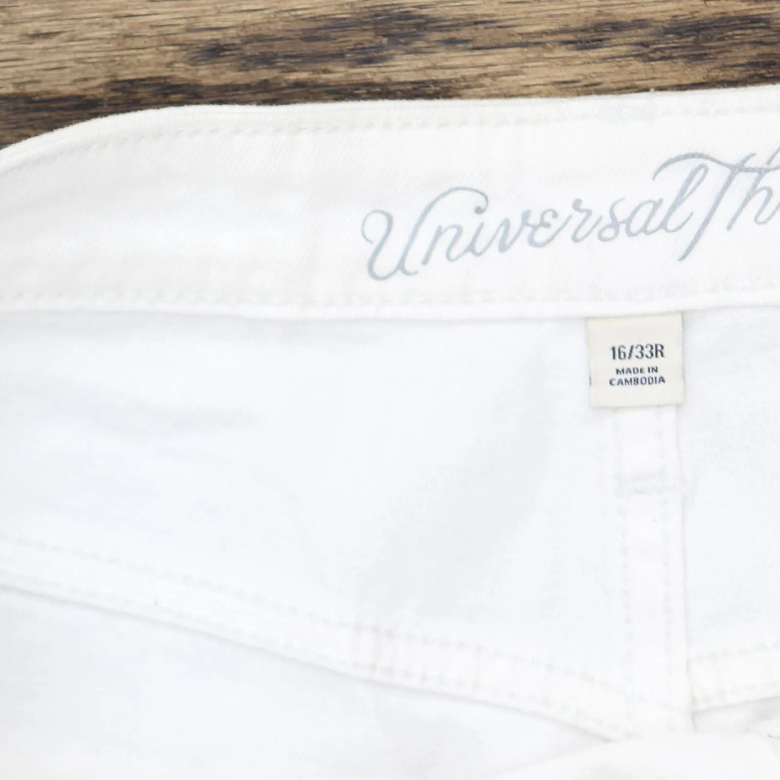 Universal Thread Women's High-Rise Shortie Jean Shorts 00543752 White / Black 16