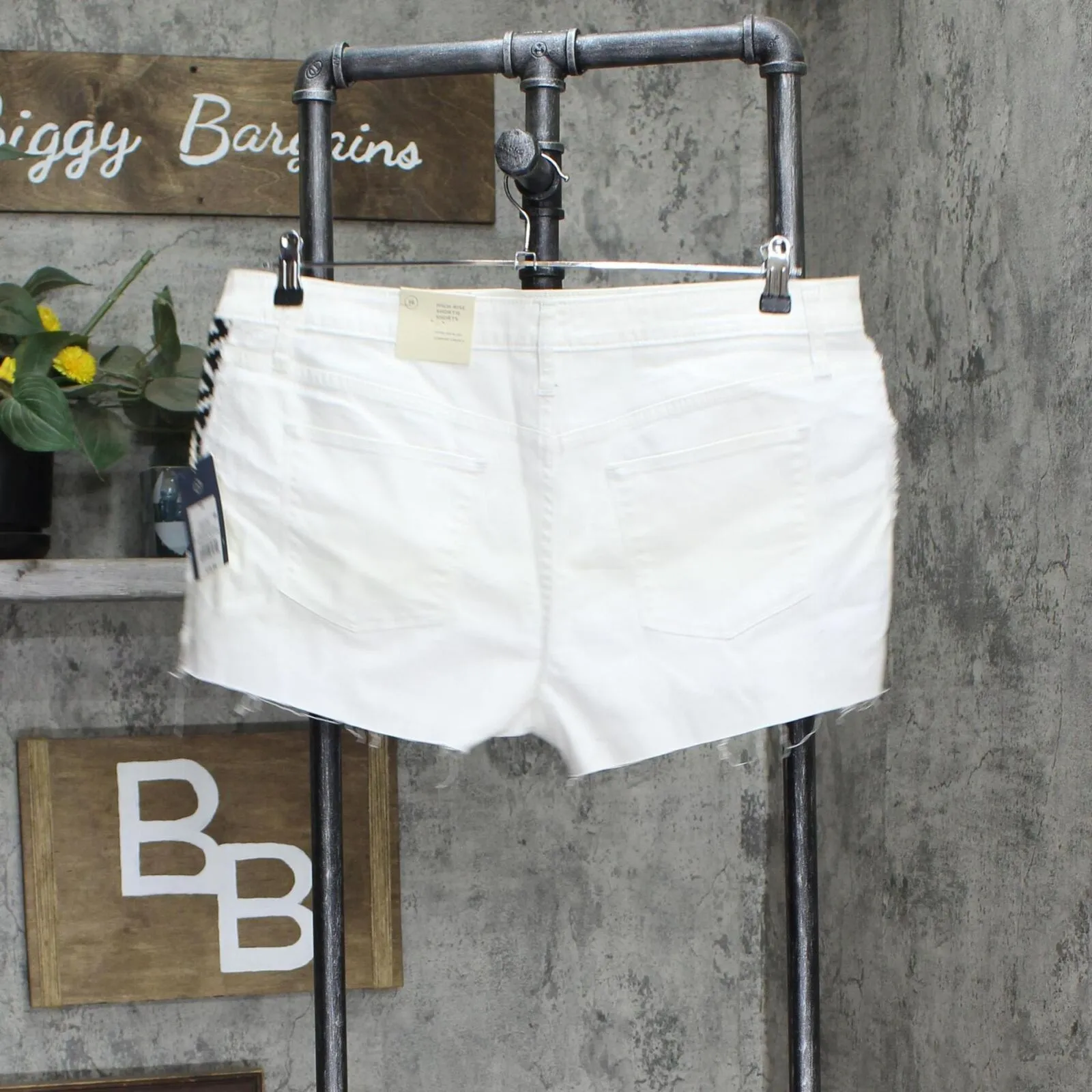 Universal Thread Women's High-Rise Shortie Jean Shorts 00543752 White / Black 16