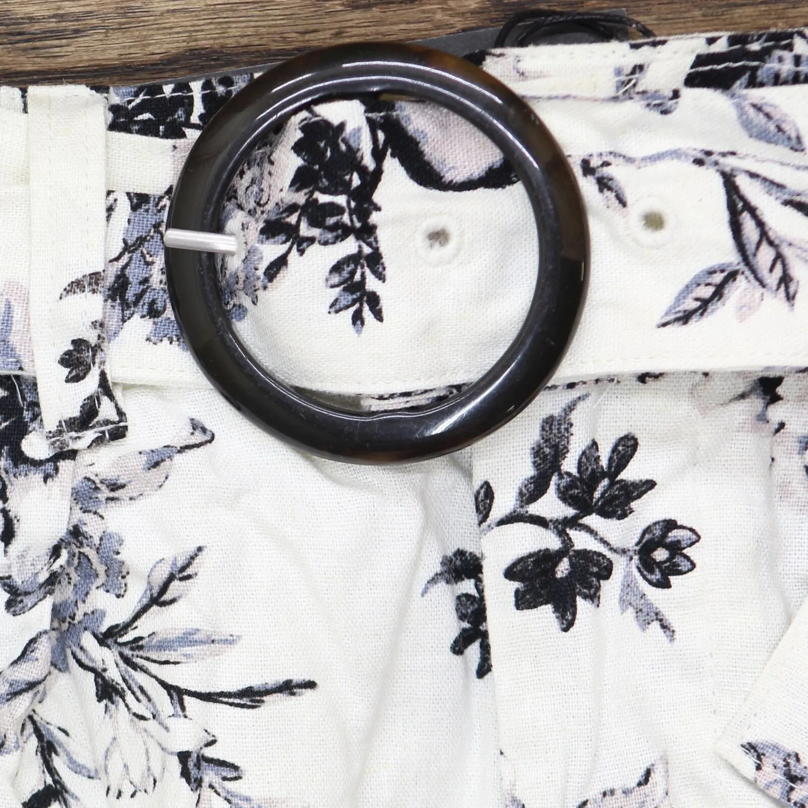 Who What Wear Women's Floral Print Pleated Shorts WB-627