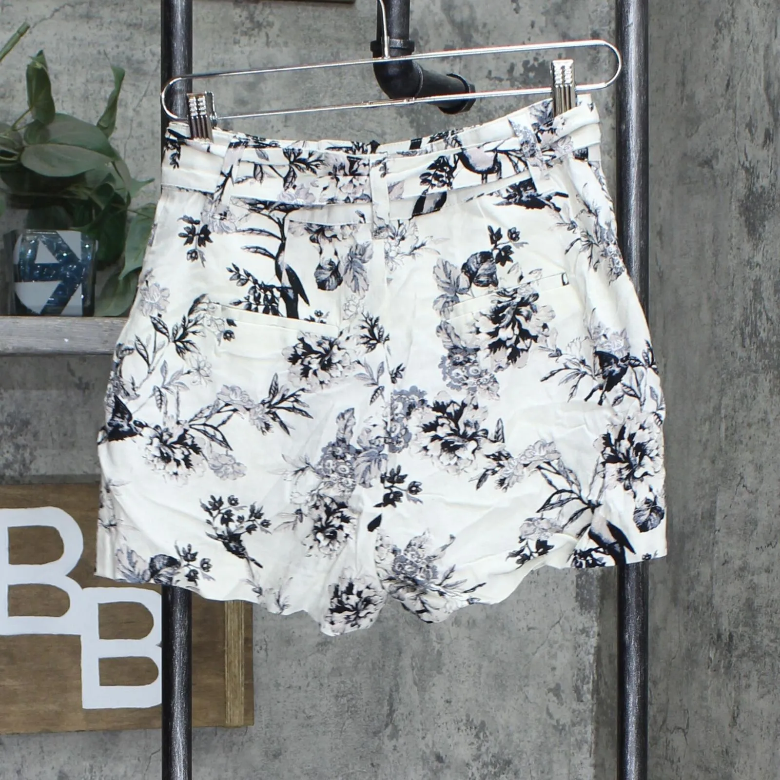 Who What Wear Women's Floral Print Pleated Shorts WB-627