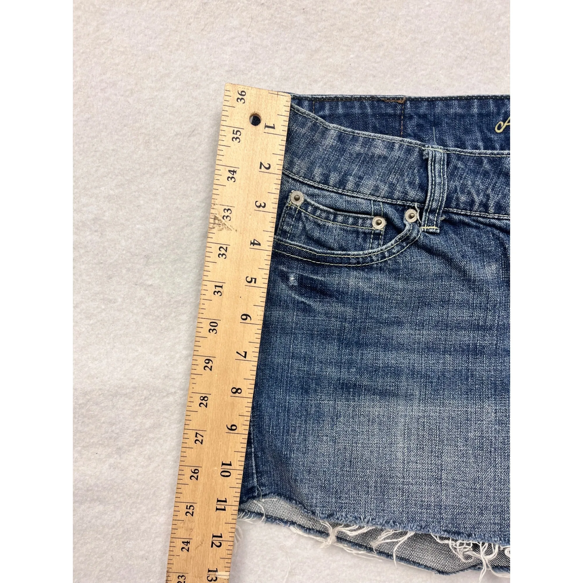 Women’s Size 8 American Eagle Distressed Denim Shorts #6422