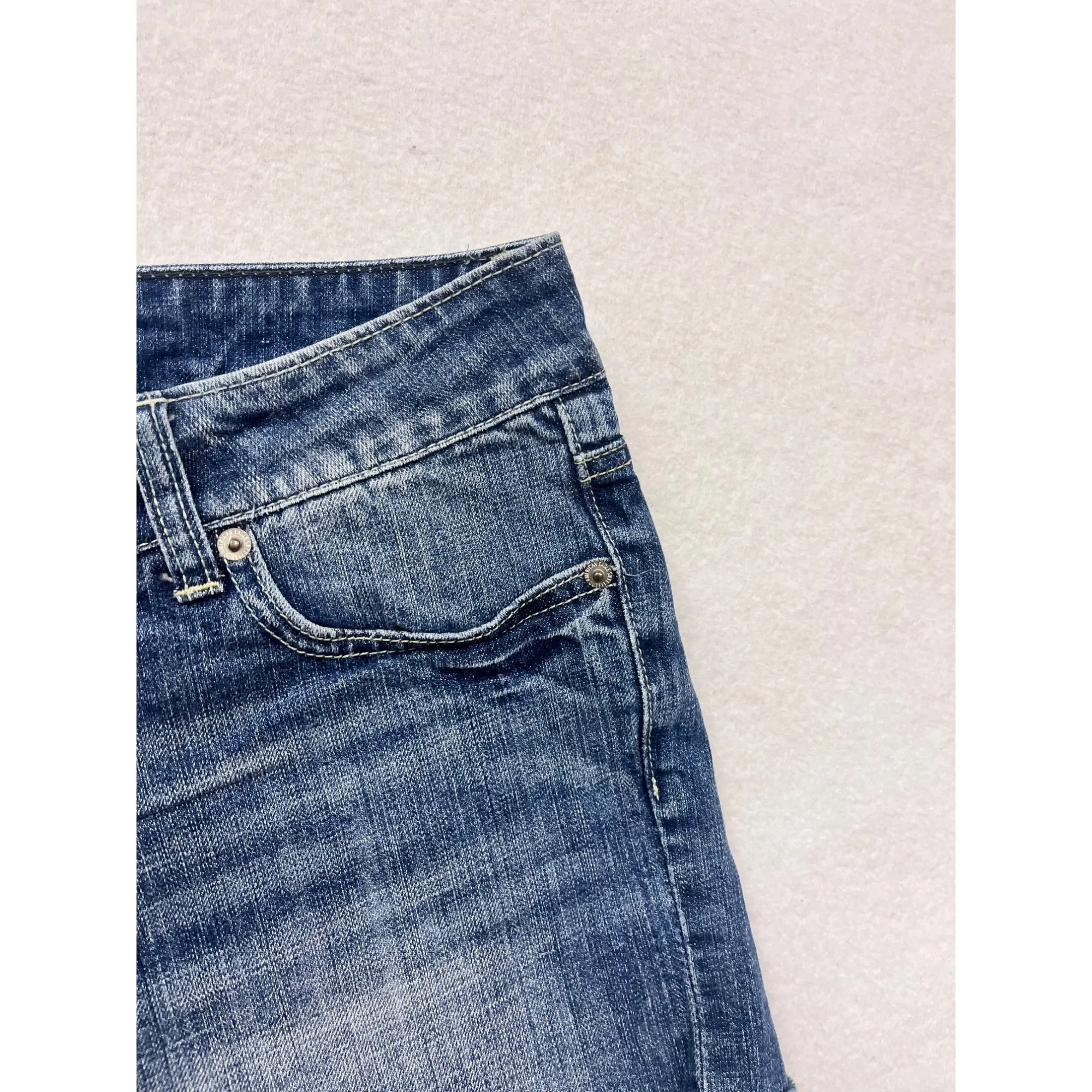 Women’s Size 8 American Eagle Distressed Denim Shorts #6422
