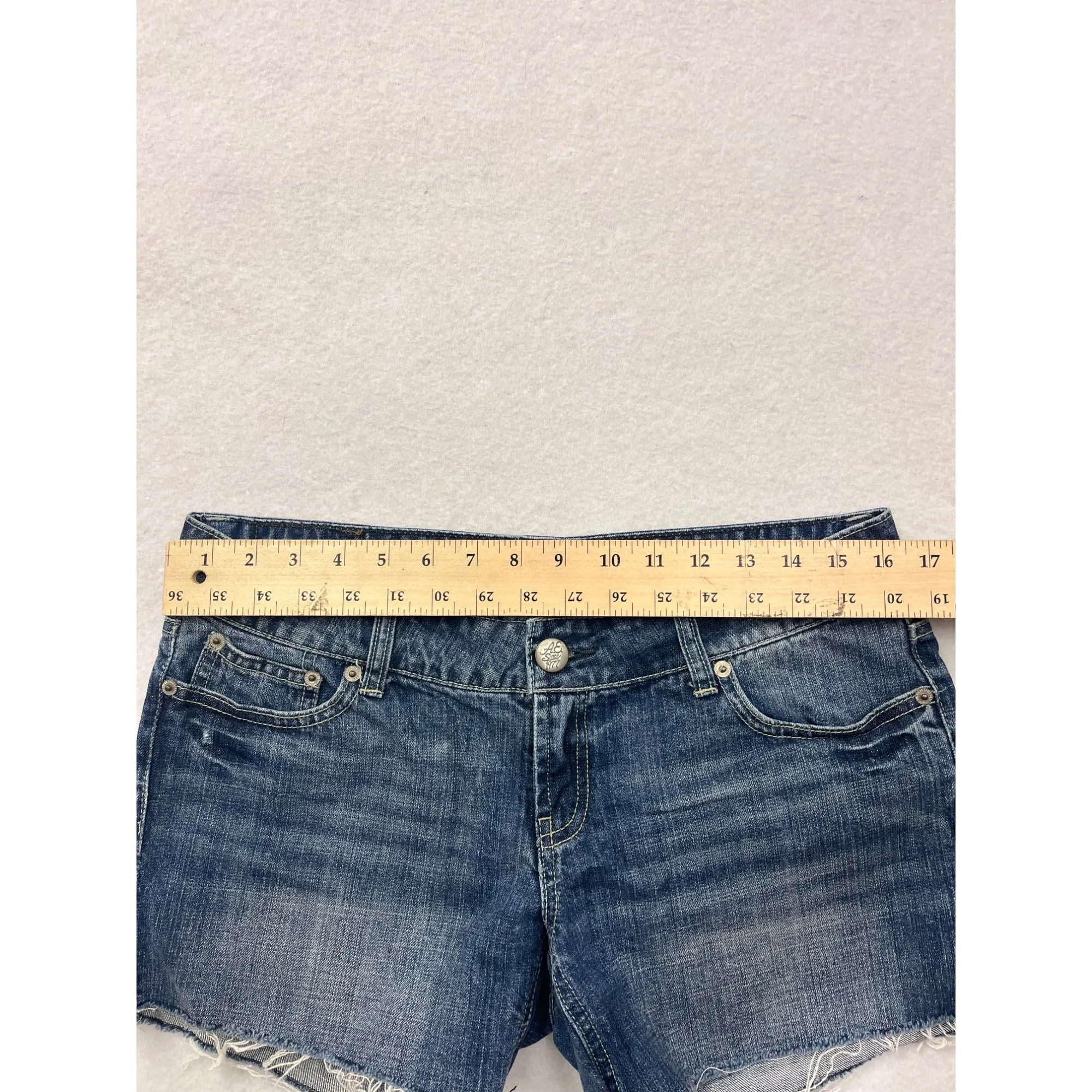 Women’s Size 8 American Eagle Distressed Denim Shorts #6422
